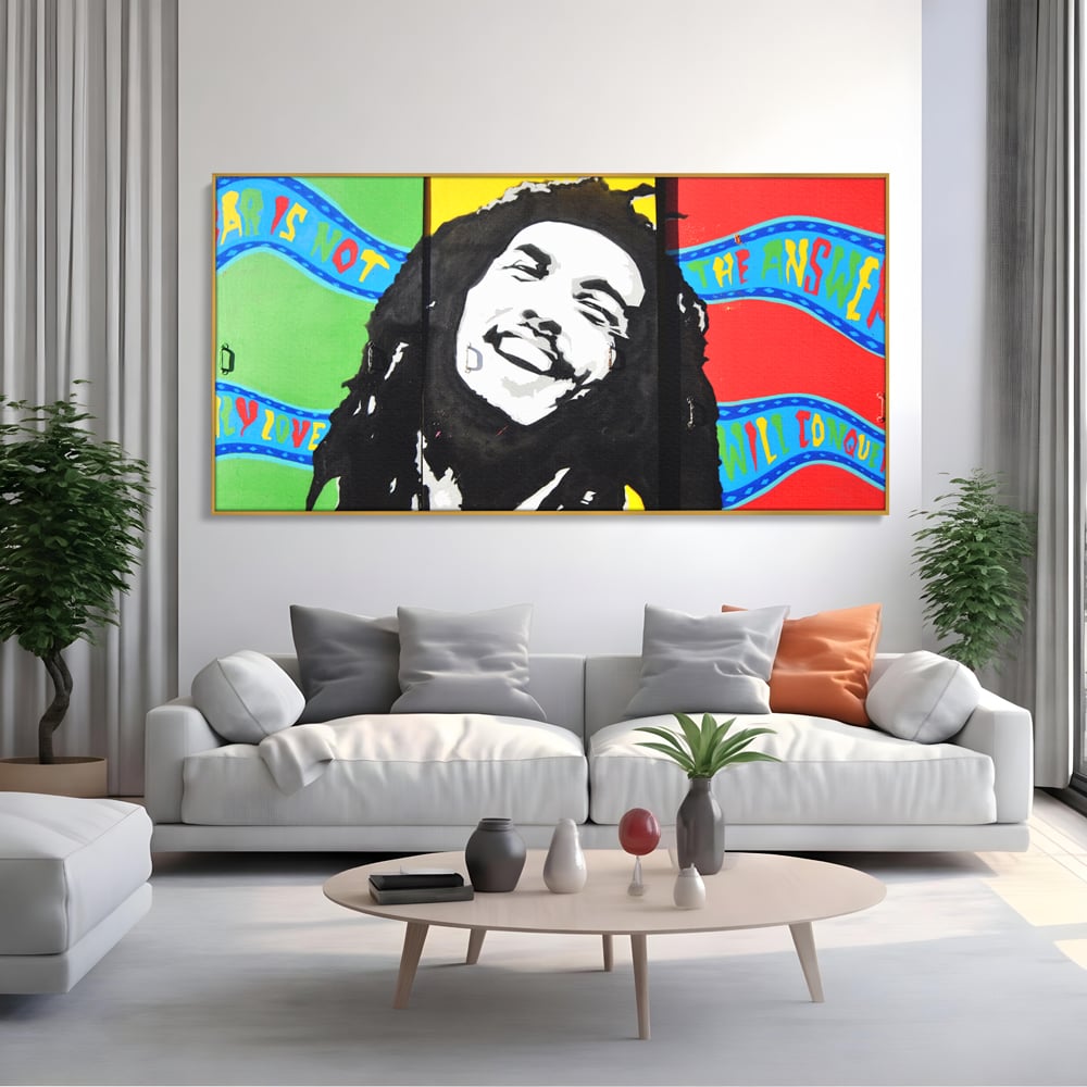 Tablou canvas cu tablou pictat cu portretul lui bob marley, in rama de aluminiu auriu, pe perete intr-un living